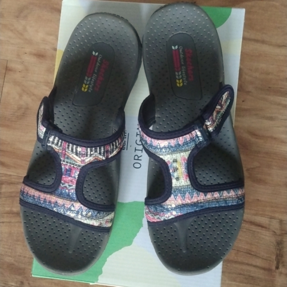 Like new! Skechers "Reggae" sandals